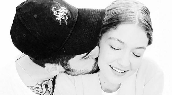 Zayn Malik dan Gigi Hadid memang tak lepas dari keromantisan dan kemesraan saat berada di depan umum. Bahkan keduanya sudah memikirkan untuk melanjutkan hubungannya ke jenjang yang lebih serius. (Instagram/zayn)