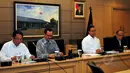 Mendikbud, Anies Baswedan (kedua kanan) saat konfrensi pers terkait ujian nasional (UN) 2015 di  Kemendikbud, Jakarta, Kamis (9/4/2015). Anies berpesan agar peserta ujian belajar dengan keras dan tidur yang cukup sebelum ujian. (Liputan6.com/Yoppy Renato)