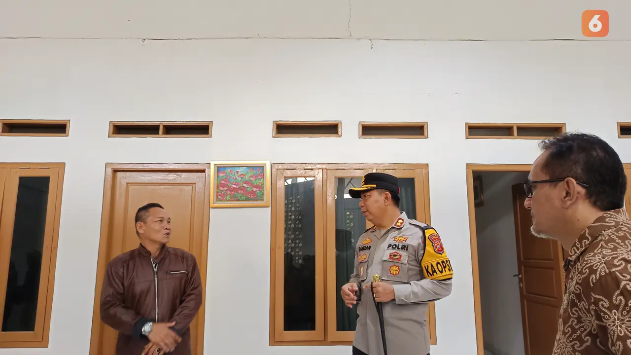 Kapolres Sukabumi AKBP Samian bersama pengurus rumah singgah di Cidahu, Kabupaten Sukabumi. (Liputan6.com/Fira Syahrin).