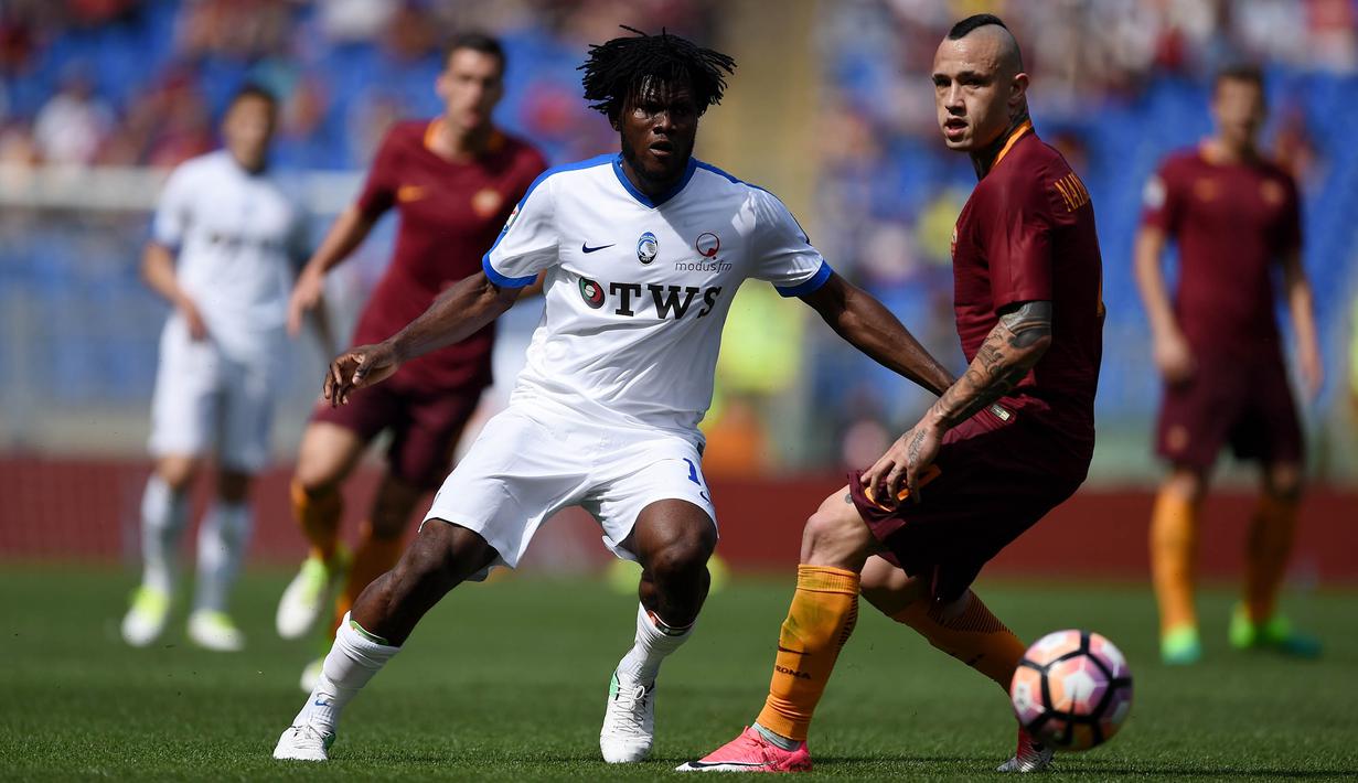 Gelandang Atalanta, Franck Kessie, berebut bola dengan Gelandang AS Roma, Radja Nainggolan pada laga lanjutan Serie A di Stadion Olimpic, Roma, (15/04/2017). (AFP/ Filippo Monteforte)