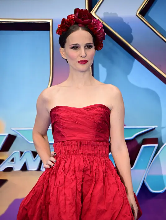 Natalie Portman berpose untuk fotografer saat tiba pada premier film Thor: Love and Thunder di London, Inggris, 5 Juli 2022. Majalah W mengabarkan, busana yang dikenakan Natalie Portman merupakan versi modifikasi dari gaun merah maxi yang diperagakan saat peragaan koleksi Dior Cruise 2023 beberapa minggu lalu. (Daniel LEAL/AFP)