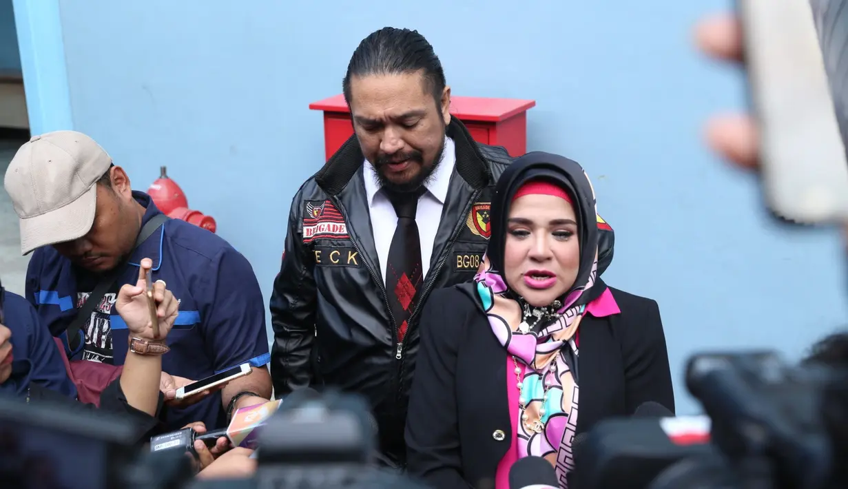 Dikatakan Fitria bahwa selama ini Elvy memang terlihat muda dan segar, namun usia tak bisa dibohongi. Untuk itu, Fitria bersama keluarga yang lainnya berusaha untuk terus menjaga umminya. (Nurwahyunan/Bintang.com)