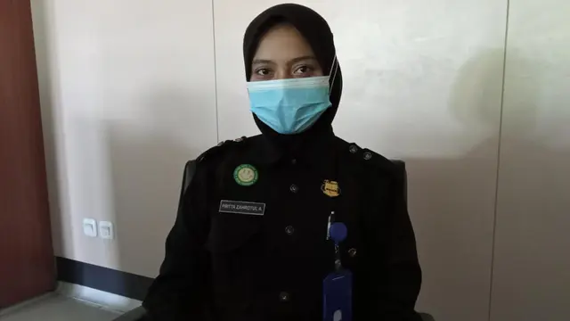 Pritta saat berpakaian Satpam di rumah sakit Padangan, Bojonegoro. (Liputan6.com/Ahmad Adirin)