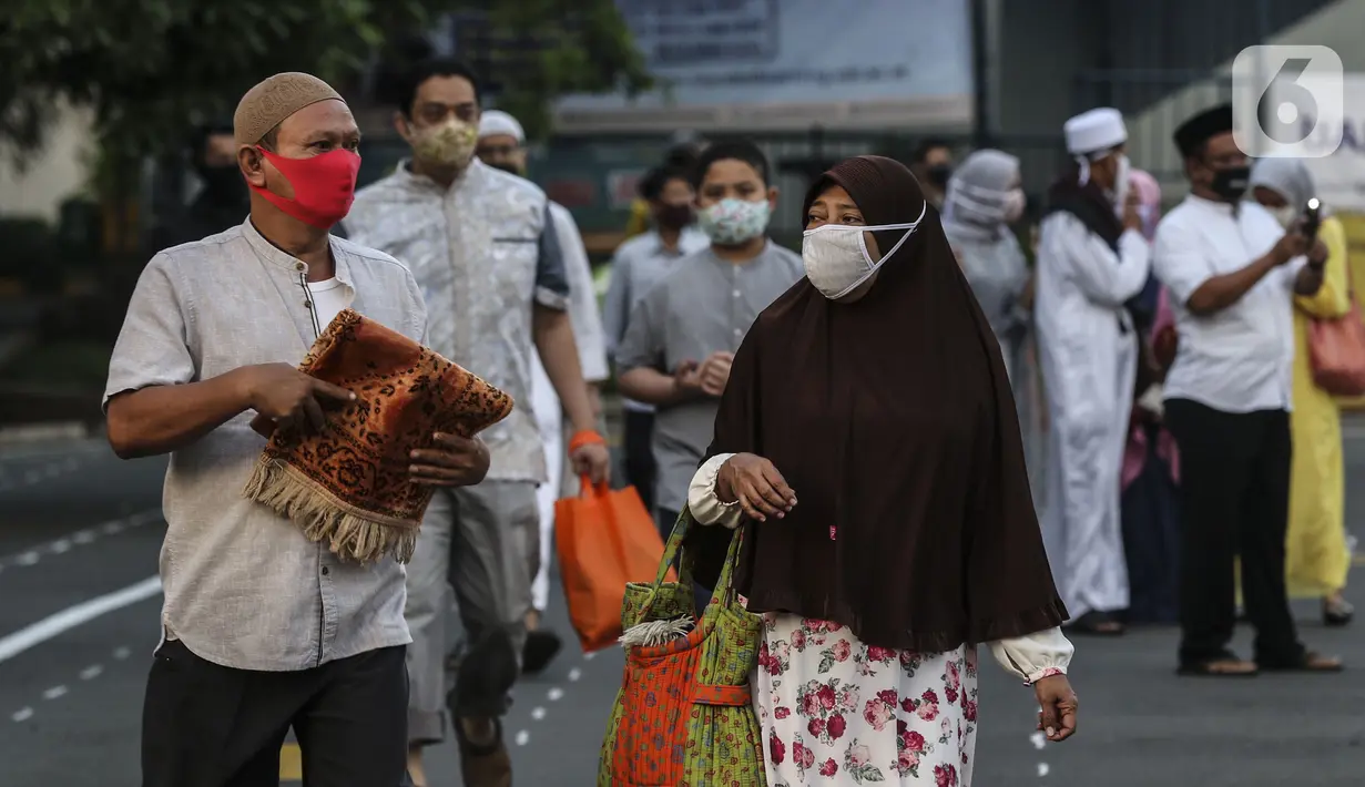 Jemaah usai melaksanakan salat Idul Adha 1441 H di Masjid Al-Azhar, Jakarta, Jumat (31/7/2020). Pelaksanaan salat Id dilakukan secara berjemaah di masjid atau lapangan dengan menerapkan protokol kesehatan, seperti mengenakan masker dan menjaga jarak. (Liputan6.com/Johan Tallo)