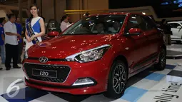 Model berdiri disamping melihat mobil keluaran terbaru dari Hyundai yang dipamerkan pada GIIAS 2016 di ICE BSD City Serpong, Banten, Kamis (11/8). Hyundai tipe all new i20 dipasarkan mulai Rp 249 hingga 263 juta otr. (Liputan6.com/Helmi Fithriansyah)