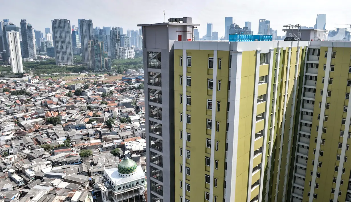 Pandangan udara Rusun Pasar Rumput dengan latar belakang permukiman padat penduduk, Jakarta, Senin (27/7/2020). (merdeka.com/Iqbal S. Nugroho)