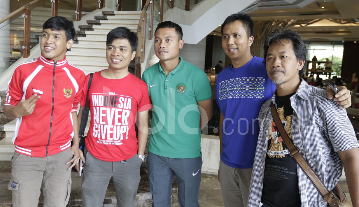 Pemain Timnas Indonesia, Dedi Kusnandar, berfoto bersama suporter Indonesia yang datang ke Hotel Grand Fourwings, Bangkok, Jumat (16/12/2016). (Bola.com/Vitalis Yogi Trisna)