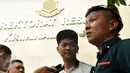 Andika memberikan keterangan pers usai menjadi saksi kasus penipuan yang dialami Chyntiara Alona, Reskrimum Polda Metro, Jakarta, Senin (15/6/2015). Alona melaporkan EF berkaitan dengan penghinaan dan pencemaran nama baik. (Liputan6.com/Panji Diksana) 