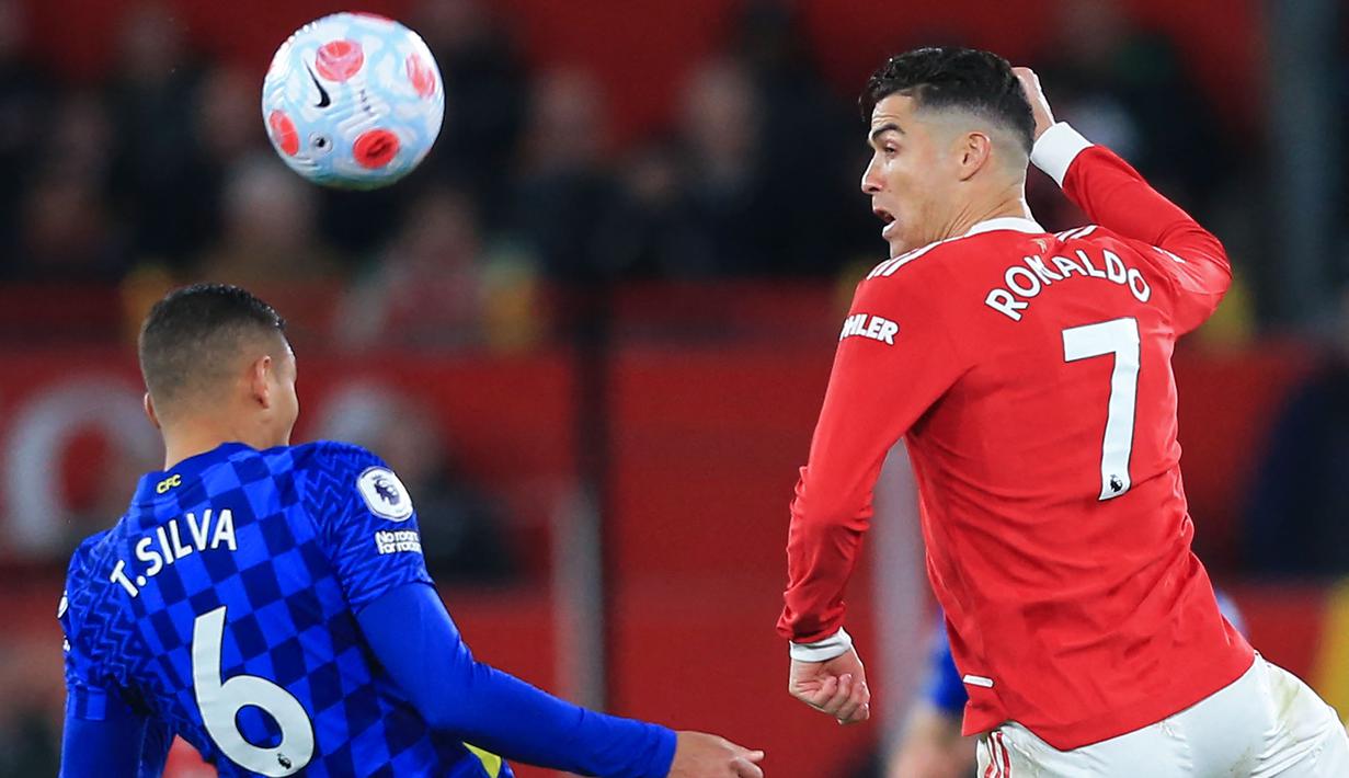 <p>Diturunkan sebagai starter pada laga panas tersebut, CR7 mampu membuat beberapa peluang ke gawang lawan. Namun, skor kacamata tak berubah hingga babak pertama usai. (AFP/Lindsey Parnaby)</p>