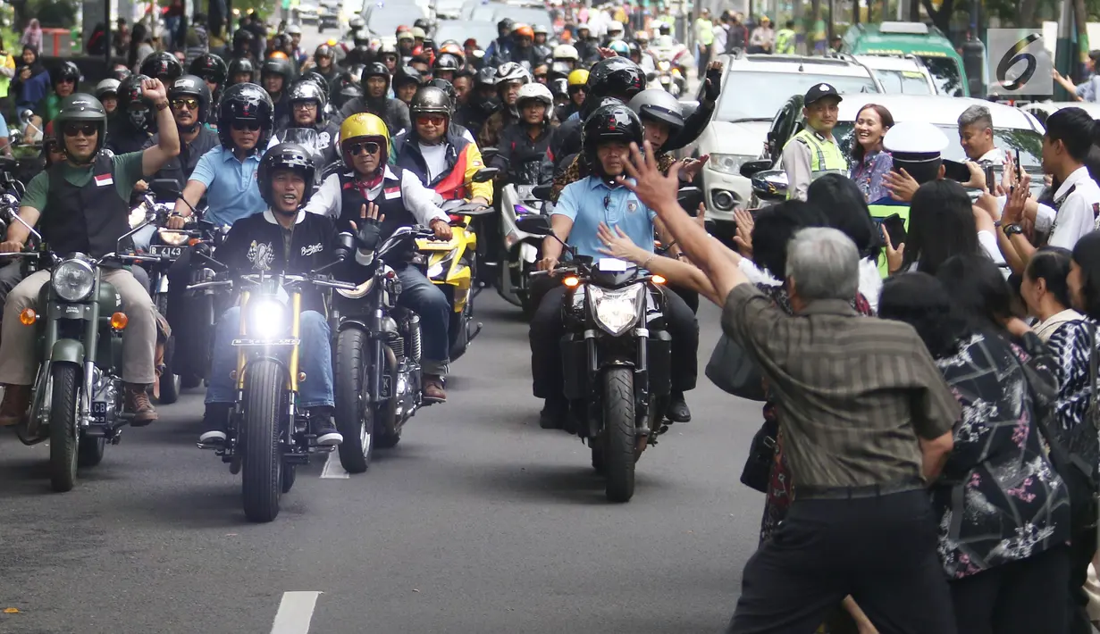 Presiden Joko Widodo menyapa warga saat berkendara dengan motor Kawasaki W175 miliknya mengelilingi Kota Bandung, Minggu (11/10). Jokowi memimpin rombongan pengendara sepeda motor dari berbagai komunitas menuju Jalan Braga. (Liputan6.com/Angga Yuniar)