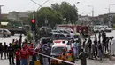 Suasana di lokasi serangan bom bunuh diri di Peshawar, Pakistan, Senin (17/7). Seorang pembom bunuh diri menyerang sebuah kendaraan yang membawa anggota paramiliter Frontier Corps (FC). (AP Photo / Muhammad Sajjad)