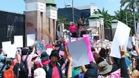 Massa Aliansi Perempuan Indonesia membawa sapu lidi saat demo di depan Gedung DPR