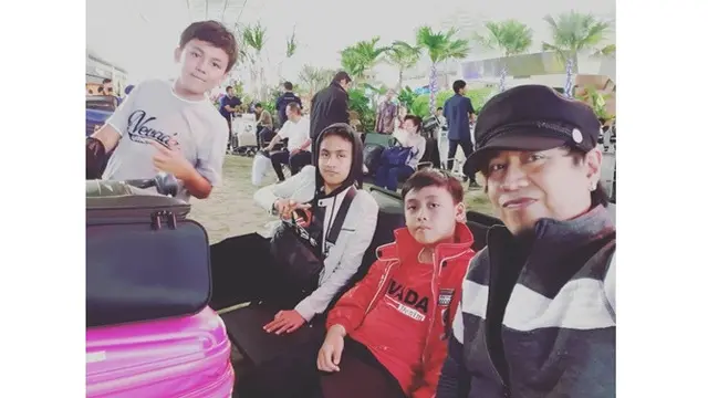 Jarang Tersorot, Ini 7 Potret Ian Kasela Bersama Keluarga