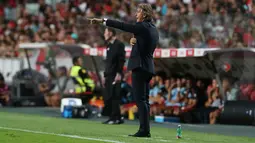 Pelatih Italia, Roberto Mancini mengintruksikan pemainnya saat bertanding melawan Portugal pada pertandingan UEFA Nations League di Stadion Luz, Lisbon, Portugal, (11/9). Portugal tipis 1-0 atas Italia. (AP Photo/Armando Franca)