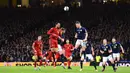 Pemain Skotlandia, Scott McTominay (tengah kanan) berebut bola dengan pemain Spanyol, Borja Iglesias pada matchday kedua Kualifikasi Euro 2024 di Hampden Park, Glasgow, Skotlandia, Rabu (29/03/2023) WIB. Skotlandia berhasil menang dengan skor 2-0. (AFP/Andy Buchanan)
