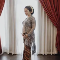 Nikita Willy tampil mengenakan kebaya lace warna keunguan berbordir bunga, dipadukan obi dan kain lilit cokelatnya. (@nikitawillyofficial94)