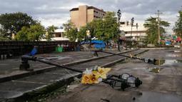 Tiang lampu roboh akibat terjangan topan Phanfone di Ormoc City, Provinsi Leyte, Filipina, Rabu (25/12/2019). Topan membuat jutaan warga di negara yang mayoritas beragama Katolik itu merayakan Natal dengan kesedihan. (RONALD FRANK DEJON/AFP)