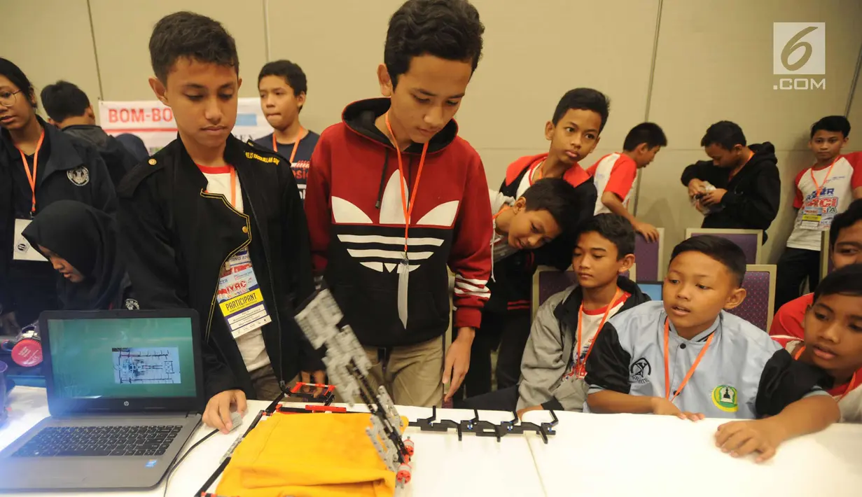 Murid SD mengoperasikan robot hasil kreatifitasnya berupa robot perapi pakaian saat kegiatan Indonesian Youth Robot Competititon  di ICE, BSD, Tangsel (22/4). Kegiatan ini diikuti ribuan murid TK-SMA untuk keempat kalinya. (Merdeka.com/Arie Basuki)