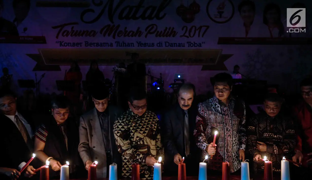 Ketua Umum TMP Maruarar Sirait (ketiga kanan), Konselor Kedubes Palestina di Indonesia Taher Hamad (keempat kanan) dan Sekjen DPP PDIP Hasto Kristiyanto (kelima kanan) dalam perayaan Natal 2017 di Jakarta, Jumat (22/12). (Liputan6.com/Faizal Fanani)