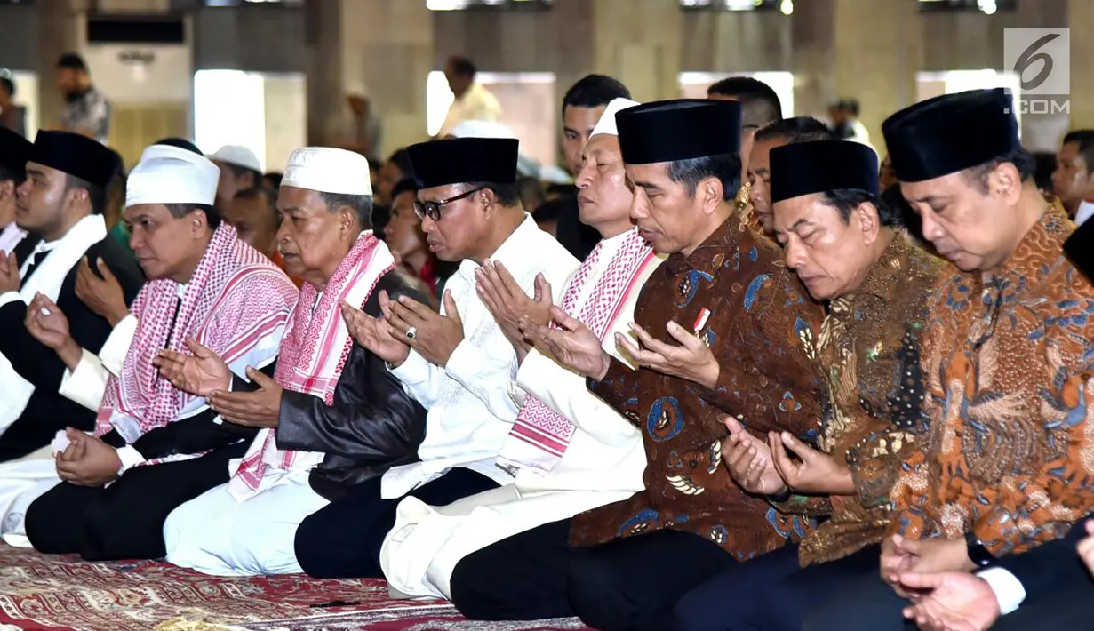Presiden Joko Widodo (ketiga kanan) berdoa usai menunaikan ibadah Salat Jumat di Masjid Istiqlal, Jakarta, Jumat (2/3). Jokowi hadir bersama Mensesneg Pratikno, Kepala Staf Presiden dan Koordinator Staf Khusus. (Liputan6.com/Pool/Biro Pers Setpres)