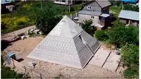 Bangun Piramida di Halaman Rumah, Pasangan Ini Klaim Bisa Terhindar dari Corona (Sumber: Oddity Central)
