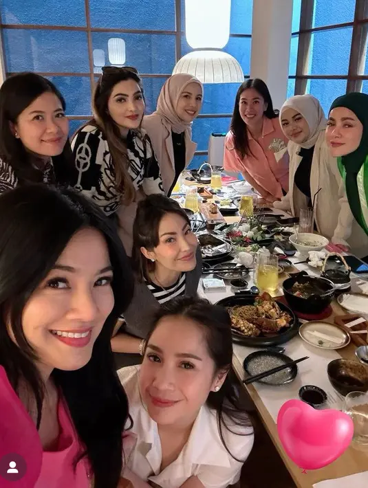 Arisan kali ini, Geng Cendol hanya dihadiri beberapa anggota saja. Termasuk Titi Kamal yang hadir dengan gaya Barbienya. [@titi_kamall]