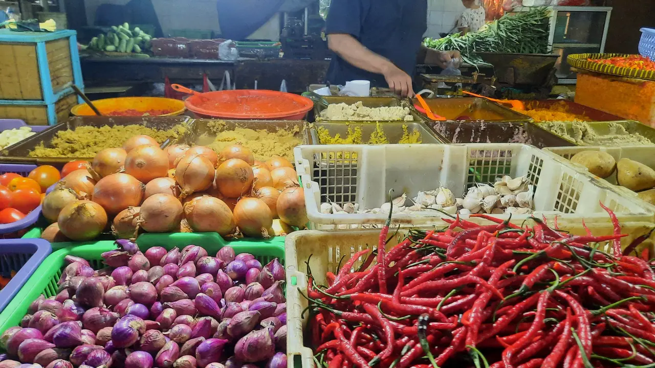 Pasar Jatinegara, Bahan Pokok (liputan6.com/Elyza Binta Chabibillah)