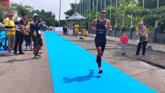 Tertinggal di Renang, Jauhari Johan Capai Finish Pertama Palembang Triathlon