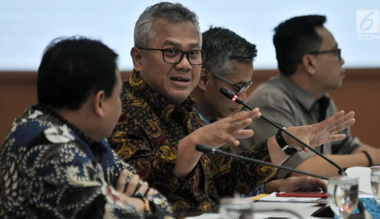 Ketua KPU Arief Budiman memimpin pengundian zona kampanye rapat umum untuk peserta Pemilu 2019 di Jakarta, Rabu (6/3). Masing-masing perwakilan timses mengikuti pengundian untuk mendapatkan zona A atau zona B. (merdeka.com/Iqbal S Nugroho)