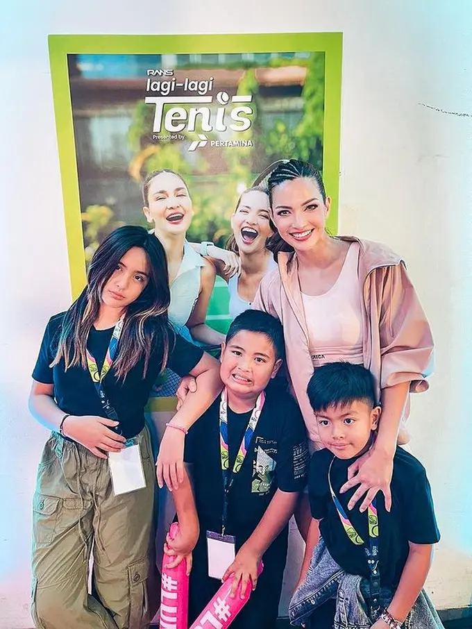 Nia Ramadhani dan ketiga anaknya (Instagram/ramadhaniabakrie)