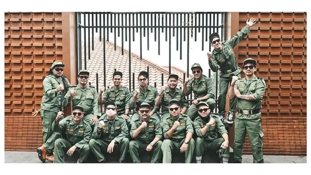 8 Potret Geng The Prediksi saat Pakai Seragam Nyeleneh, Bikin Heran