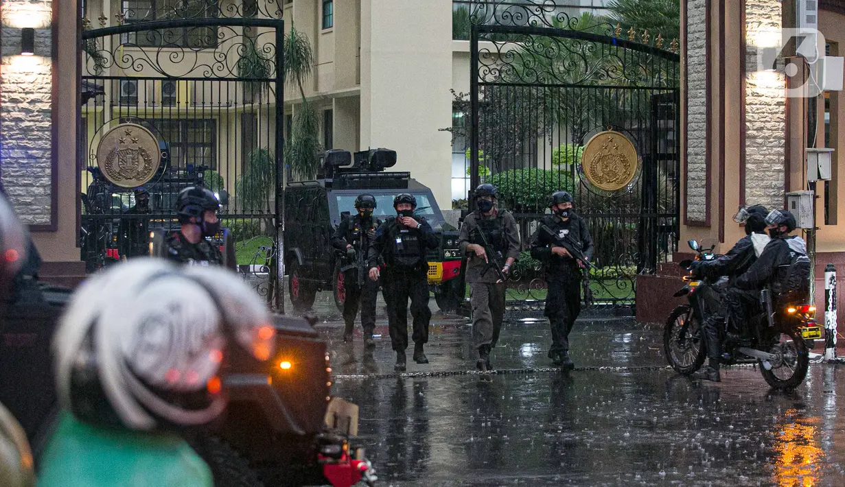 Polisi bersenjata lengkap melakukan penjagaan di sekitar kawasan Mabes Polri Jakarta, Rabu (31/3/2021). Seorang terduga teroris diduga berupaya melakukan penyerangan ke area Mabes Polri hingga aksi baku tembak dengan polisi pun sempat terjadi. (Liputan6.com/Faizal Fanani)
