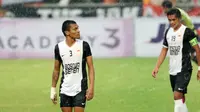 Dua pemain PSM Makasar yang gagal mengeksekusi pinalti Ferdinand Sinaga dan Rizky Pelu saat melawan Persija pada laga Trofeo Persija  di Stadion Utama Gelora Bung Karno, Jakarta, Sabtu (9/4/2016). (Bola.com/Nicklas Hanoatubun)