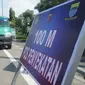 Petugas gabungan memeriksa kendaraan yang memasuki Kota Bandung dari Gerbang Tol Pasteur, Kota Bandung, Kamis (6/5/2021). Pemyekatan tersebut dilakukan selama larangan mudik lebaran 2021. (Liputan6.com/Huyogo Simbolon)