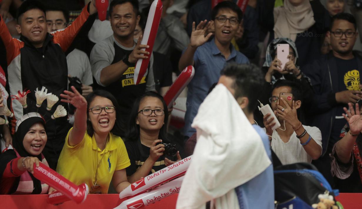 Suporter menyapa Anthony Ginting usai melawan Chen Long pada perempatfinal Daihatsu Indonesia Master 2018 di Istora Senayan, Kamis (26/1/2018). Ginting menang 21-11 16-21 21-18. (Bola.com/Nick Hanoatubun)