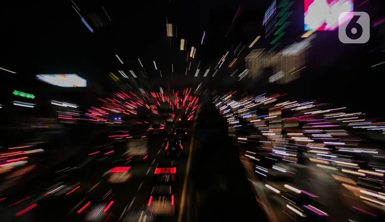 Ribuan kendaraan terjebak kemacetan di ruas Jalan Gatot Subroto dan Tol Dalam Kota di Jakarta, Jumat (20/1/2023). Menjelang libur panjang akhir pekan dan tahun baru Imlek sejumlah ruas jalan Ibu Kota terutama yang mengarah keluar kota dipadati kendaraan. (Liputan6.com/Faizal Fanani)