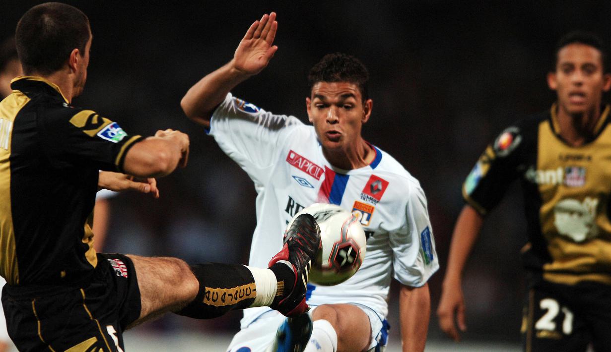 Hatem Ben Arfa. Gelandang serang berusia 35 tahun yang baru saja bergabung dengan Lille pada Januari 2022 ini pernah menghuni Akademi Lyon selama 2 tahun. Dipromosikan ke tim utama pada 2004/2005, ia total 4 musim memperkuat Lyon di Ligue-1. (AFP/Martin Bureau)