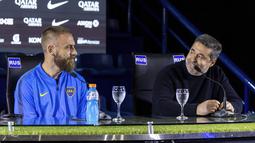 Gelandang baru Boca Juniors, Daniele De Rossi dan Presiden Boca Juniors Daniel Angelici  memberikan keterangan kepada awak media selama pengenalan dirinya di Buenos Aires, Argentina (29/7/2019). De Rossi menandatangani kontrak satu tahun dengan Boca Juniors. (AP Photo/Tomas F. Cuesta)