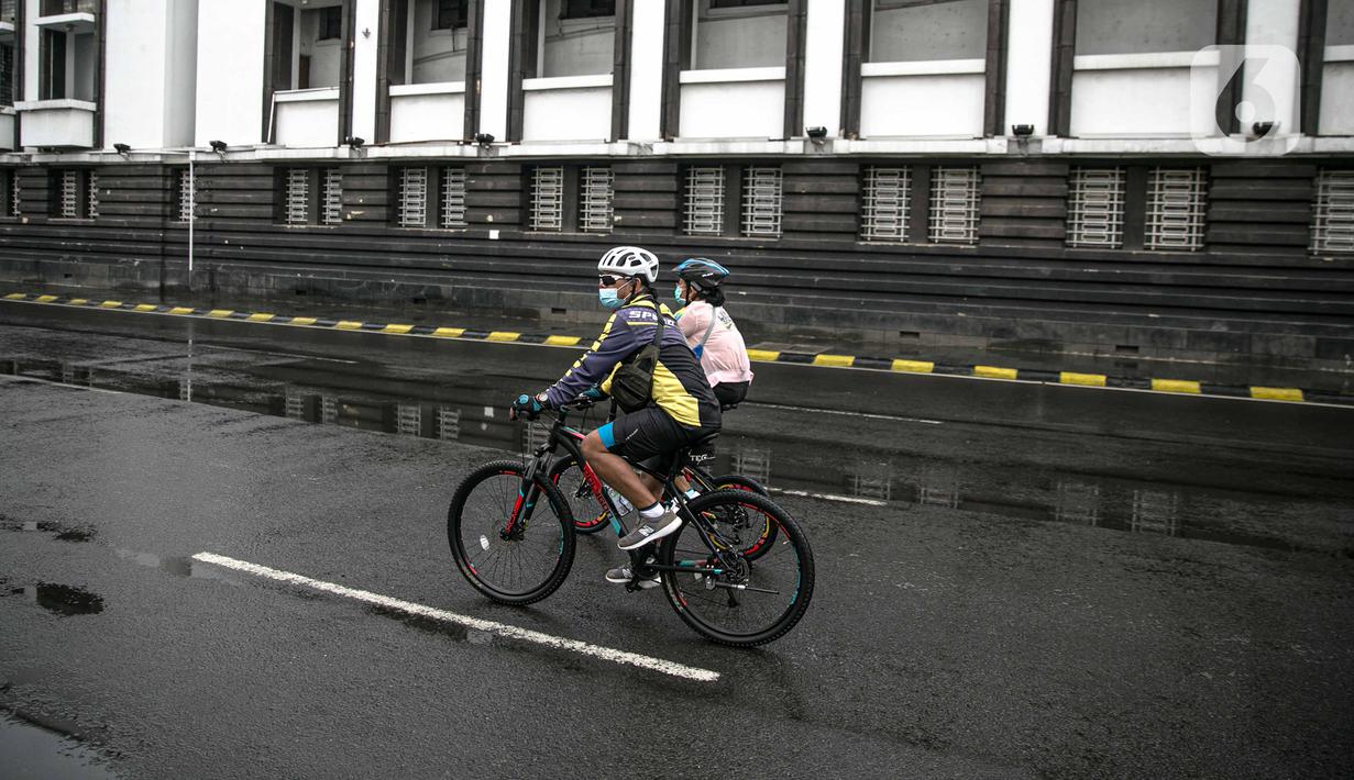 Pesepeda berolahraga di Kota Tua saat uji coba penerapan zona rendah emisi, Jakarta, Minggu (20/12/2020). Selama penerapan zona rendah emisi, kawasan Kota Tua hanya bisa dilalui pejalan kaki, pesepeda, angkutan umum, dan kendaraan khusus yang lulus uji emisi. (Liputan6.com/Faizal Fanani)