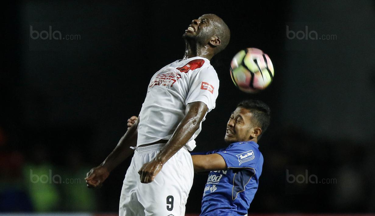 Gelandang Persib, Gian Zola, duel udara dengan striker PSM, Bruce Djite, pada laga Piala Presiden di Stadion GBLA, Bandung, Jumat (26/1/2018). Persib takluk 0-1 dari PSM. (Bola.com/M Iqbal Ichsan)Gelandang Persib, Gian Zola, duel udara dengan striker PSM,