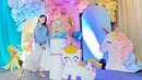 Saat dirinya mendapat kejutan oleh tahun oleh keluarga, penampilan Via Vallen yang menggunakan simple dress berwarna putih dan dipadukan dengan jaket denim juga curi perhatian. Penampilan casual pelantun lagu Sayang ini juga bisa dijadikan inspirasi. (Liputan6.com/IG/@viavallen)
