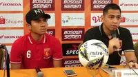 Jan Saragih, pelatih Perseru Badak Lampung FC (kanan), dalam sesi konferensi pers jelang laga melawan PSM di Hotel Same, Makassar, Kamis (23/5/2019). (Bola.com/Abdi Satria)