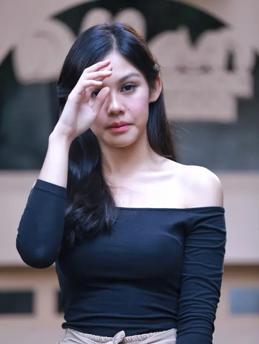 "Aku tau buku Dilan ini sangat terkenal. Awalnya sih bingung menjadi Milea tuh seperti apa, tapi karena udah dijadiin model ilustrasi, aku banyak dipanggil Milea jadinya," terang Vanesha. (Adrian Putra/Bintang.com)