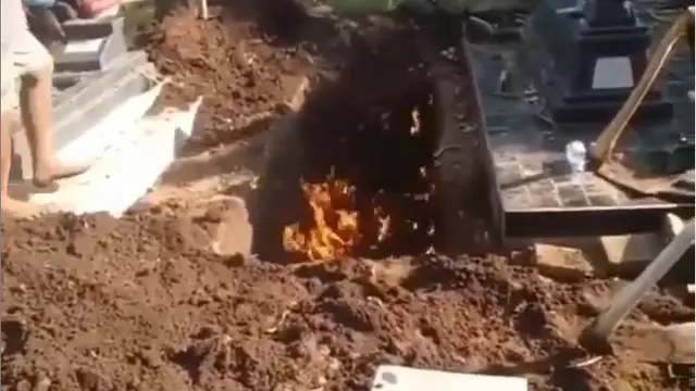 Viral Video Liang Lahat Keluarkan Api Usai Digali, Alasannya Tak Terduga