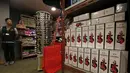 Petugas berdiri di dekat barang yang diduga palsu di Kantor Bea Cukai Hong Kong, Kamis (6/8). Lebih dari 30.000 barang disita dari satu warga Filipina dan dua warga Pakistan yang merupakan sindikat penjual barang yang diduga palsu. (REUTERS/Bobby Yip)
