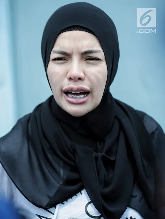 Artis Nikita Mirzani saat ditemui di kawasan Tandean, Jakarta, Selasa (11/9). Meski diganggu dua pria itu, Nikita Mirzani tak gentar. Dia merasa punya perisai untuk menghalau segala gangguan dari dua laki-laki tersebut. (Liputan6.com/Faizal Fanani)