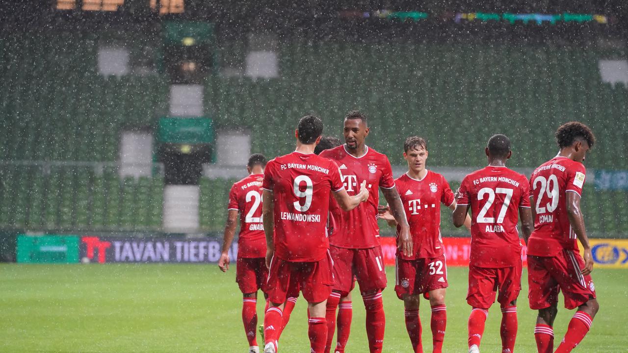 Para pemain Bayern Munchen merayakan gol Robert Lewandowski ke gawang Werder Bremen