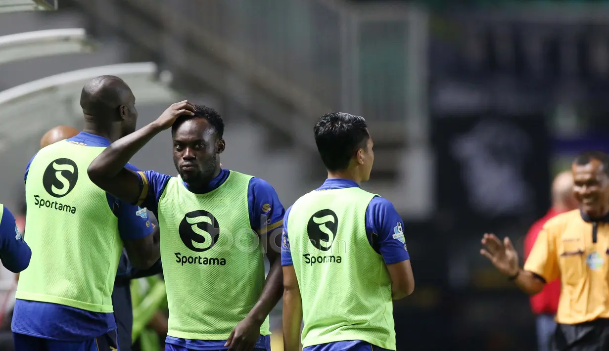 Ekspresi Michael Essien setelah timnya gagal mecetak gol melawan PS TNI pada babak pertama pada Liga 1 2017 di Stadion Pakansari, Bogoro, Sabtu (22/4/2017). Persib bermain imbang 2-2 dengan PS TNI. (Bola.com/Nicklas Hanoatubun)