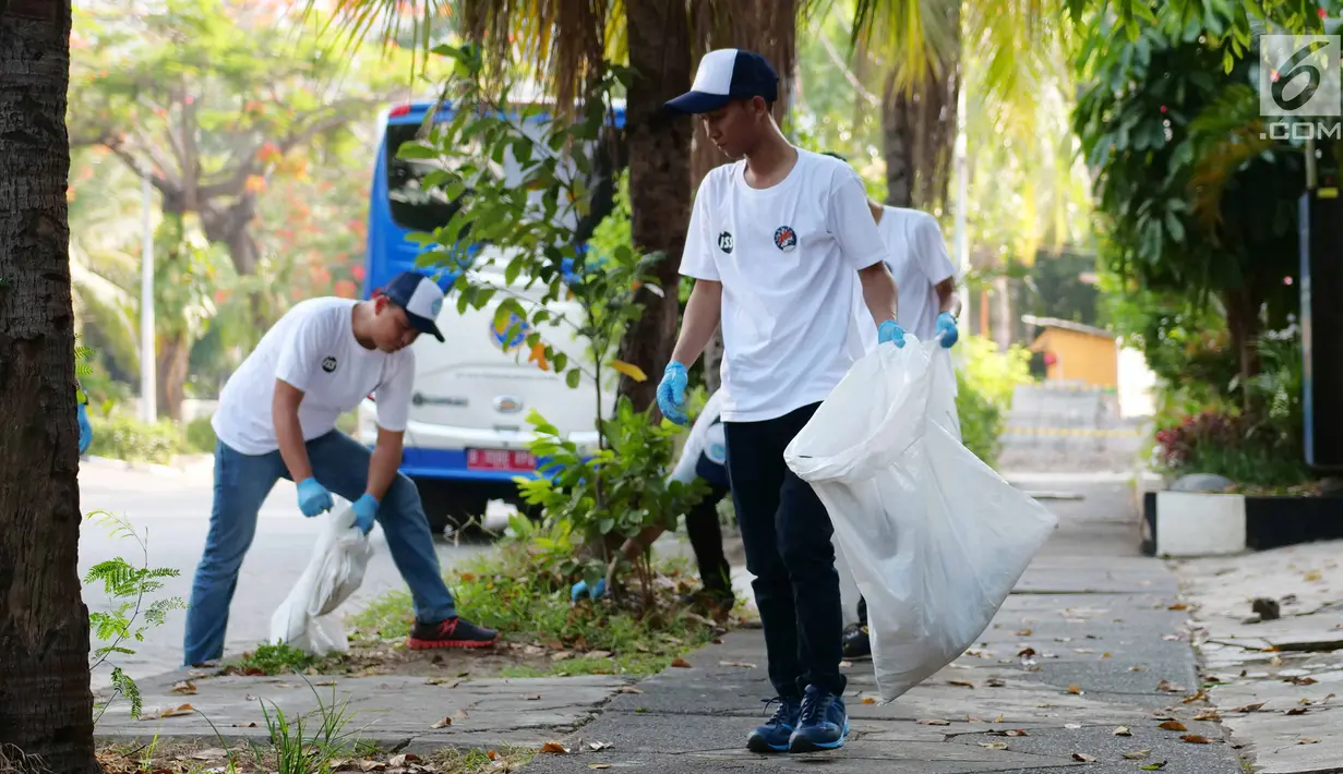 ISS Indonesia bersama Komunitas Soka Gakkai Indonesia  membersihkan sampah di kemayoran Jakarta, Sabtu (15/9) . Aksi tersebut untuk memperingati World Cleanup Day dan mengajak masyarakat untuk menjaga kebersihan lingkungan.(Liputan6.com/HO/Jov)
