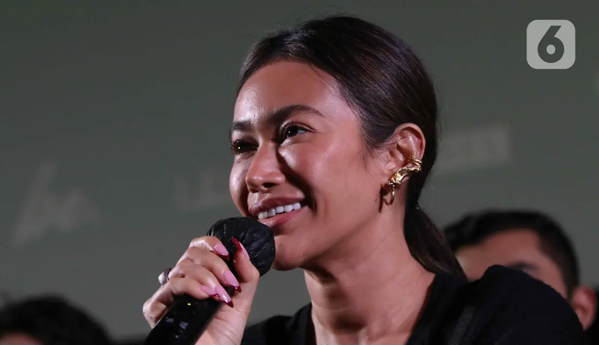 Pemain Film Pengabdi Setan 2: Communion Ratu Felisha saat konferensi pers di Jakarta, Selasa (2/8/2022). Film Pengabdi Setan 2: Communion segera tayang di bioskop di Indonesia pada 4 Agustus mendatang. Cerita yang masih disutradarai oleh Joko Anwar itu masih menggaet sejumlah pemeran lamanya, seperti Tara Basro, Endy Arfian, Nasar Annuz, dan Bront Palarae serta Ayu Laksmi. (Liputan6.com/Herman Zakharia)